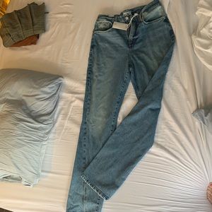 Good American ex 8 NWT never worn. Good boy slit hem jeans